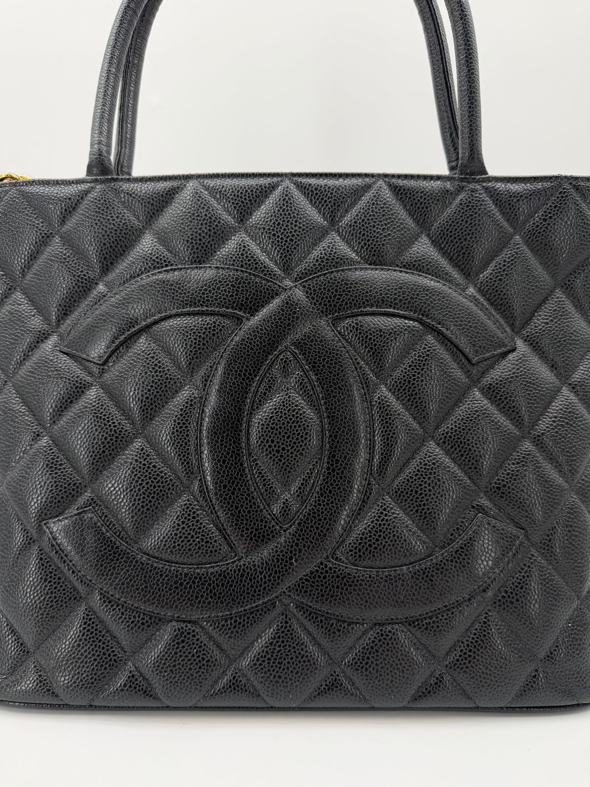 CHANEL MEDAILLON
