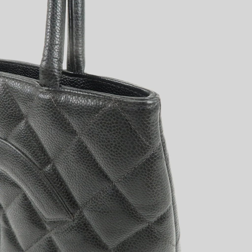 Chanel Coco Medaillon