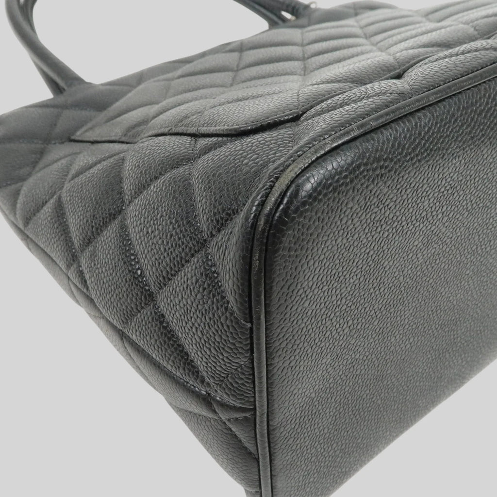 Chanel Coco Medaillon