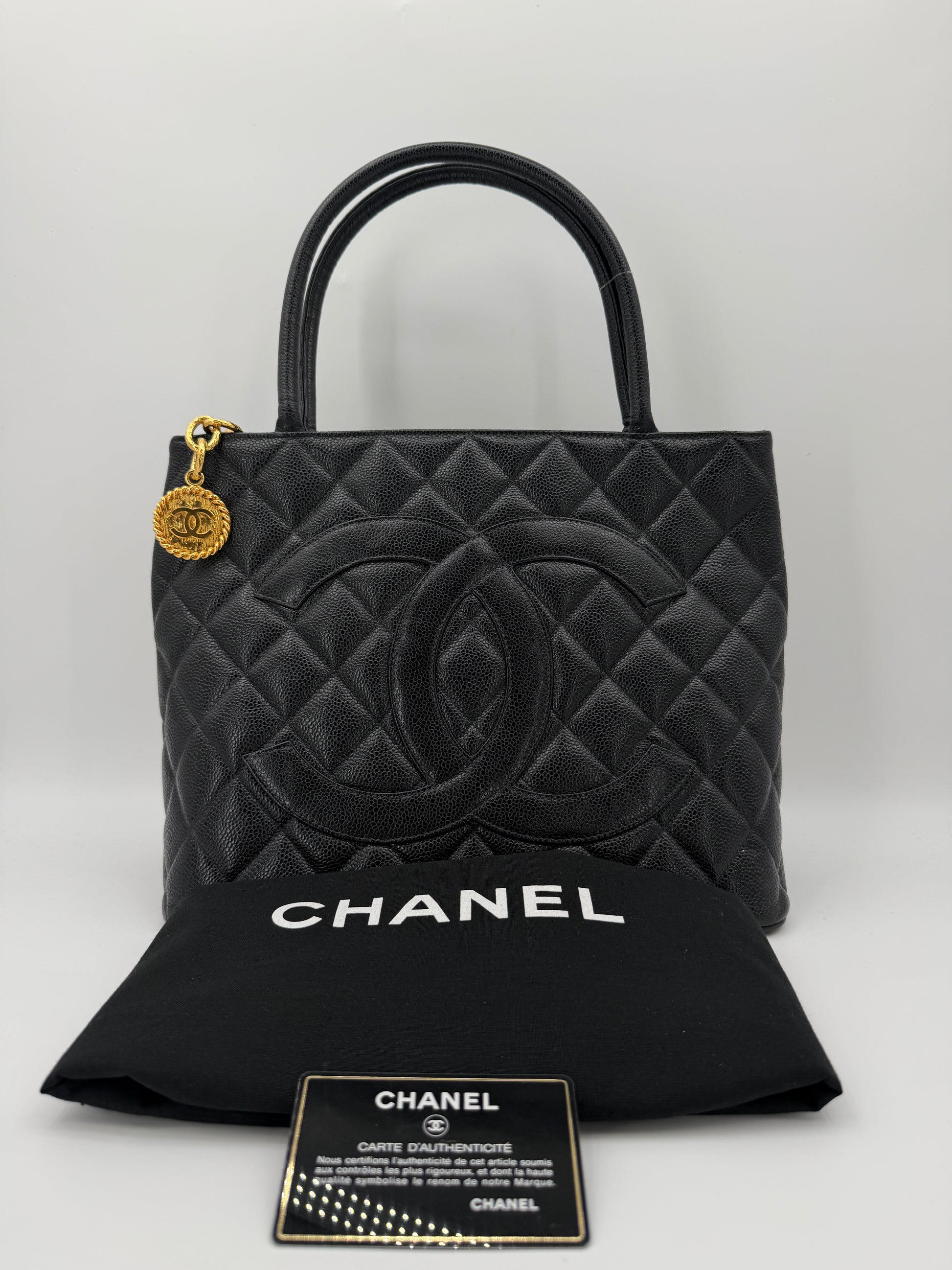 CHANEL MEDAILLON