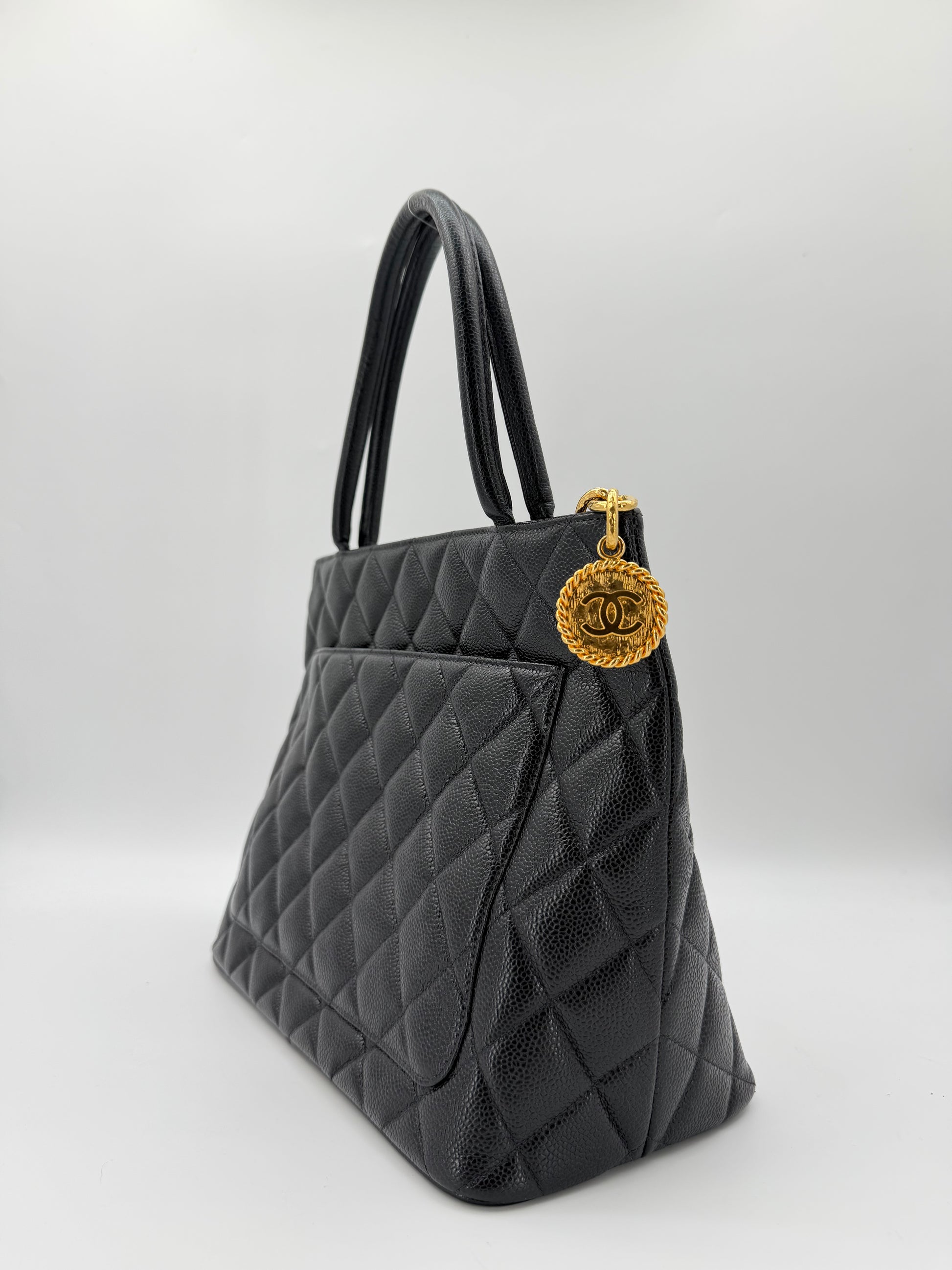 CHANEL MEDAILLON